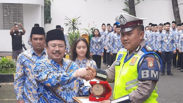 Bripka Sigit Prabowo menerima penghargaan dari Ombudsman Republik Indonesia atas aksinya menggendong pria yang terkena serangan jantung.