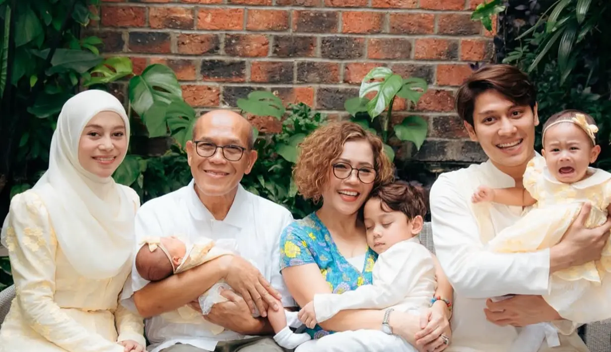 Lesti Kejora mengenakan atasan tunik warna kuning berbordir dipadukan kerudung putih serasi dengan roknya. [@lestikejora]