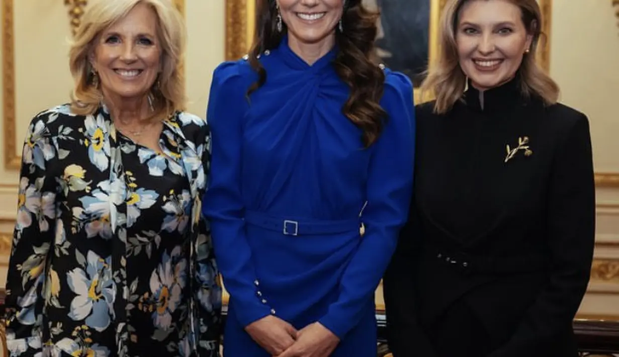 Kate pun nampak menawan mengenakan dress biru lengan panjang dengan aksen belt kecil.   @princeandprincessofwales