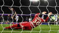 Kiper Troyes, Mamadou Samassa, berhasil menepis tendapan penalti dari striker PSG, Edinson Cavani, pada laga Ligue 1 Prancis di Stadion Parc des Princes, Paris, Rabu (29/11/2017). PSG menang 2-0 atas Troyes. (AFP/Franck Fife)