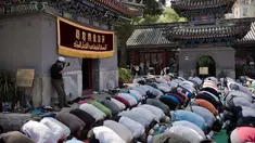 Umat muslim Cina melaksanakan salat Idul Fitri di masjid Niujie, Beijing, 26 Juni 2017. Umat muslim di berbagai penjuru dunia merayakan Idul Fitri, yang menandai berakhirnya bulan suci Ramadan. (AFP PHOTO / Nicolas ASFOURI)