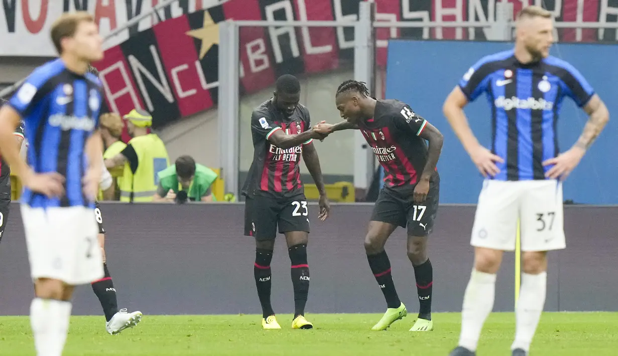 Hasil ini membawa Rafael Leao dan kawan-kawan berada di puncak klasemen Serie A 2022/2023 dengan 11 poin. AC Milan sekaligus melanjutkan catatan belum pernah kalah di Serie A musim ini. (AP/Luca Bruno)