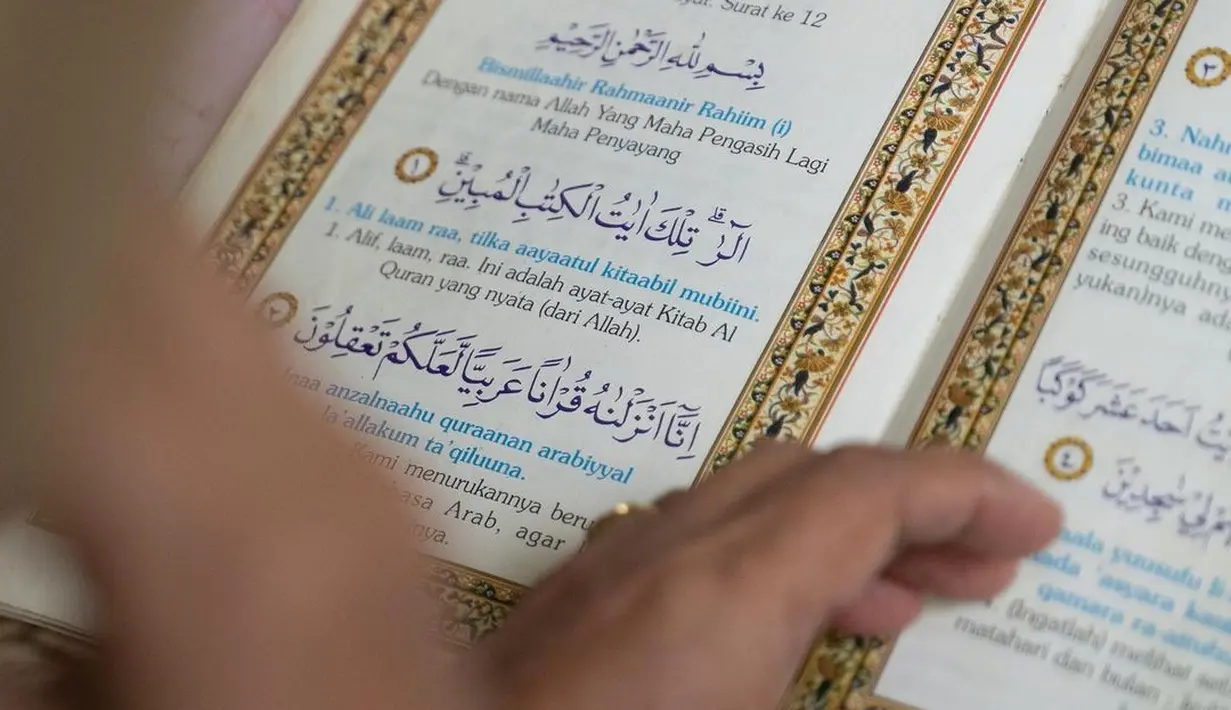 Sang suami, Pang Xue Kai yang belum lama ini mualaf pun turut mengaji bersama.