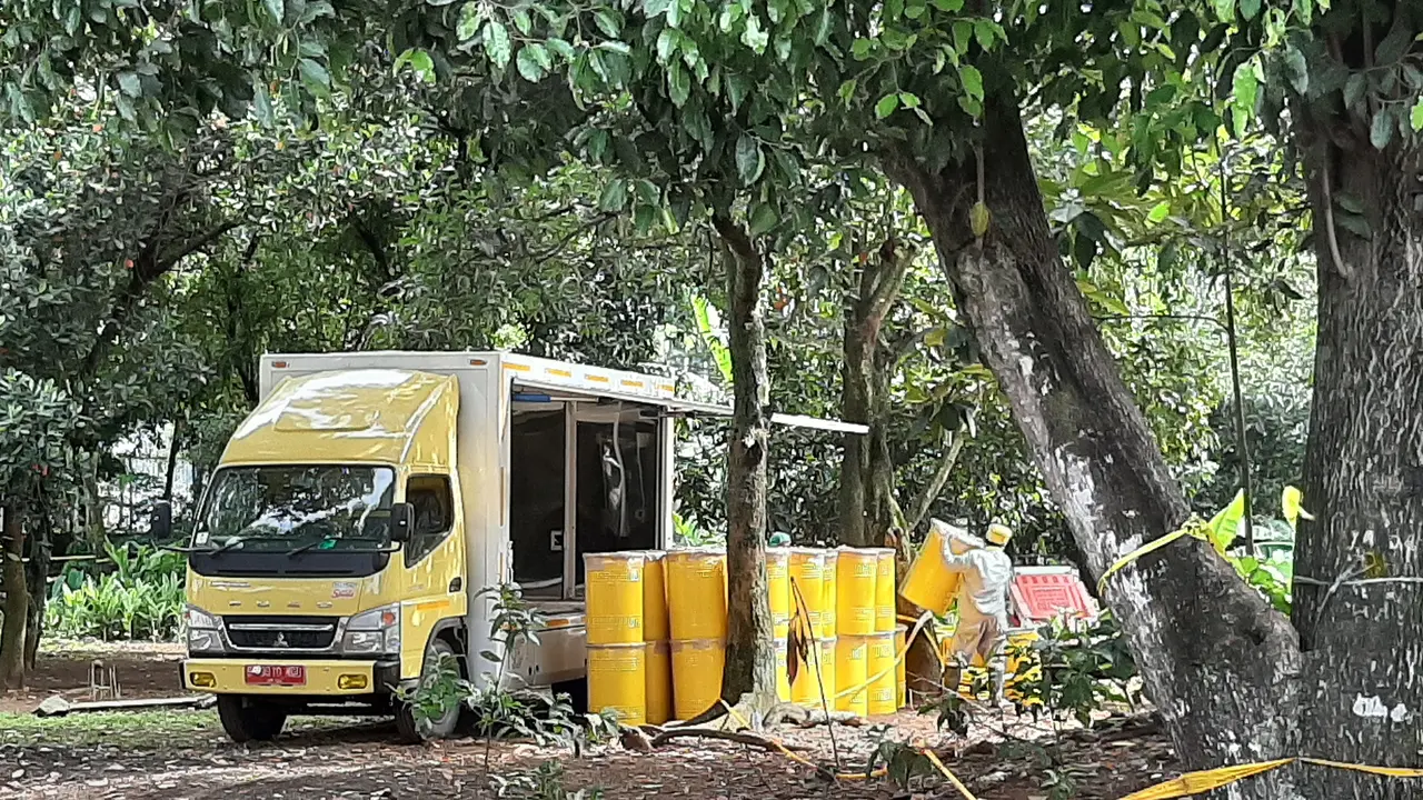 Petugas Batan dan Bapeten membersihkan sisa radioaktif di Serpong Tangsel.
