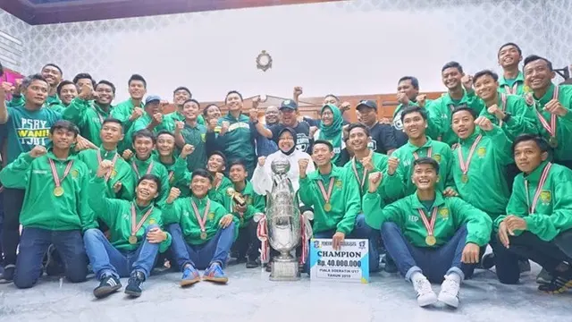 7 Potret Wali Kota Surabaya Tri Rismaharini Dukung Penuh Persebaya Surabaya