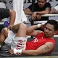 Petinju Manny Pacquiao melakukan pemanasan dengan pengawasan teman lama Nonoy Neri selama sesi pelatihan di gym di Manila, (17/5). Pacquiao akan bertanding melawan petinju Argentina Lucas Matthysse. (AFP Photo/Ted Aljibe)