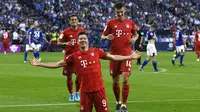 Striker Bayern Munchen, Robert Lewandowski, merayakan gol yang dicetaknya ke gawang Schalke pada laga Bundesliga di Veltins-Arena, Gelsenkirchen, Sabtu (24/8). Schalke kalah 0-3 dari Munchen. (AFP/Uwe Kraft)