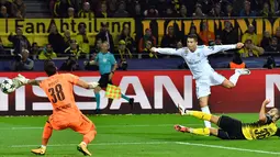 Pemain Real Madrid, Cristiano Ronaldo melakukan tendangan ke gawang Borussia Dortmund dalam lanjutan Liga Champions di Signal Iduna Park, Rabu (27/9). Dua gol Ronaldo mewarnai kemenangan Real Madrid 3-1. (AP/Martin Meissner)