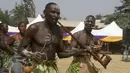 Sejumlah penari memperlihatkan tarian budaya Warangida Serkin Kagoro saat parade tahun baru di Kaduna, Nigeria (1/1/2016). Sejumlah daerah di Nigeria ikut berpartisipasi meramaikan acara tersebut. (Reuters) 