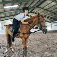 Paula baru saja mencoba olahraga terbaru yaitu berkuda, ia pun tampil kece dengan polo shirt putih dipadukan celana hitam. Lengkap mengenakan helm, sarung tangun, dan boots hitam.(@paula_verhoeven)