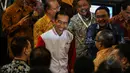 Presiden Joko Widodo terlihat tersenyum usai acara Silatuhrahmi Pers Nasional di gedung Auditorium  TVRI, Jakarta, Senin (27/4/2015). Dalam kesempatan itu Jokowi mendapatkan jaket Pers berwarna merah putih (Liputan6.com/Faizal Fanani)