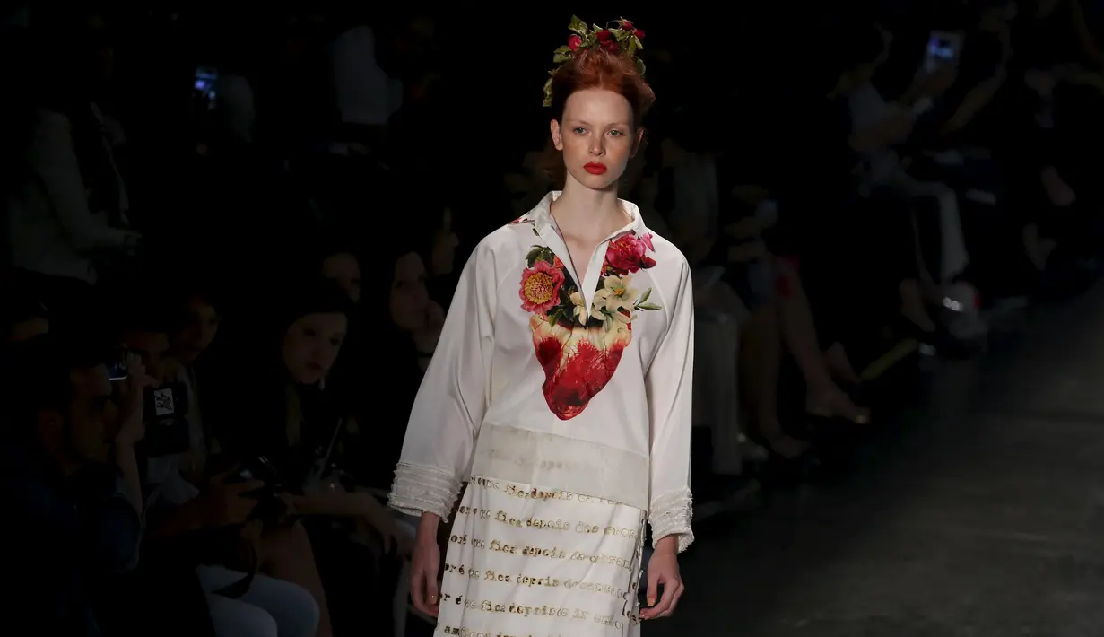 Seorang model memakai busana desainer Ronaldo Fraga selama Sao Paulo Fashion Week, Brazil, Senin (19/10/2015). Busana yang ditampilkan pada Sao Paulo Fashion week kali ini mengambil tema musim dingin 2016. (REUTERS/Nacho Doce)