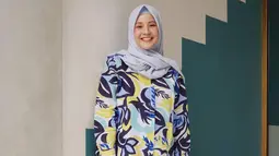 Di foto OOTD lainnya, wanita yang akrab disapa Chacha ini mengenakan outfit yang lebih cerah dengan hijab berwarna sky blue dan kemeja bermotif. (Liputan6.com/IG/@natasharizkinew)