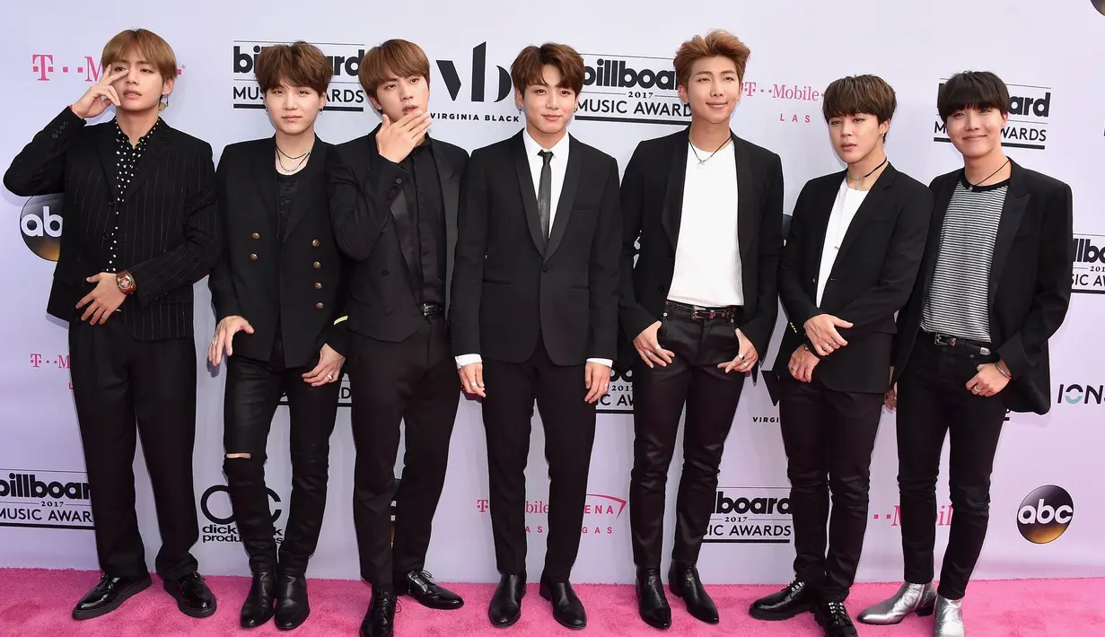 Lagi-lagi BTS menorehkan prestasi di dunia K-pop. Setelah meraih beberapa penghargaan international, kini RM dkk kembali mengukir prestasi di dunia musik K-pop. (Foto: koreaboo.com)