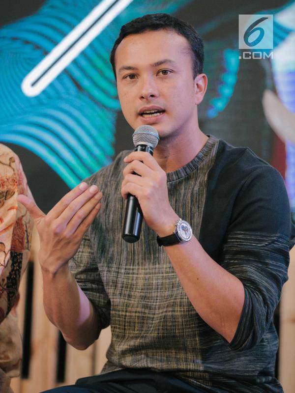 Artis Nicholas Saputra yang peduli terhadap lingkungan hadir dalam konferensi pers GAYA – Future Fashion & Sustainable Lifestyle di Grand Indonesia, Jakarta, Kamis (15/8/2019). Nicholas dan Eva Celia ingin menunjukkan kepedulian terhadap lingkungan melalui karya mereka. (Liputan6.com/Faizal Fanani
