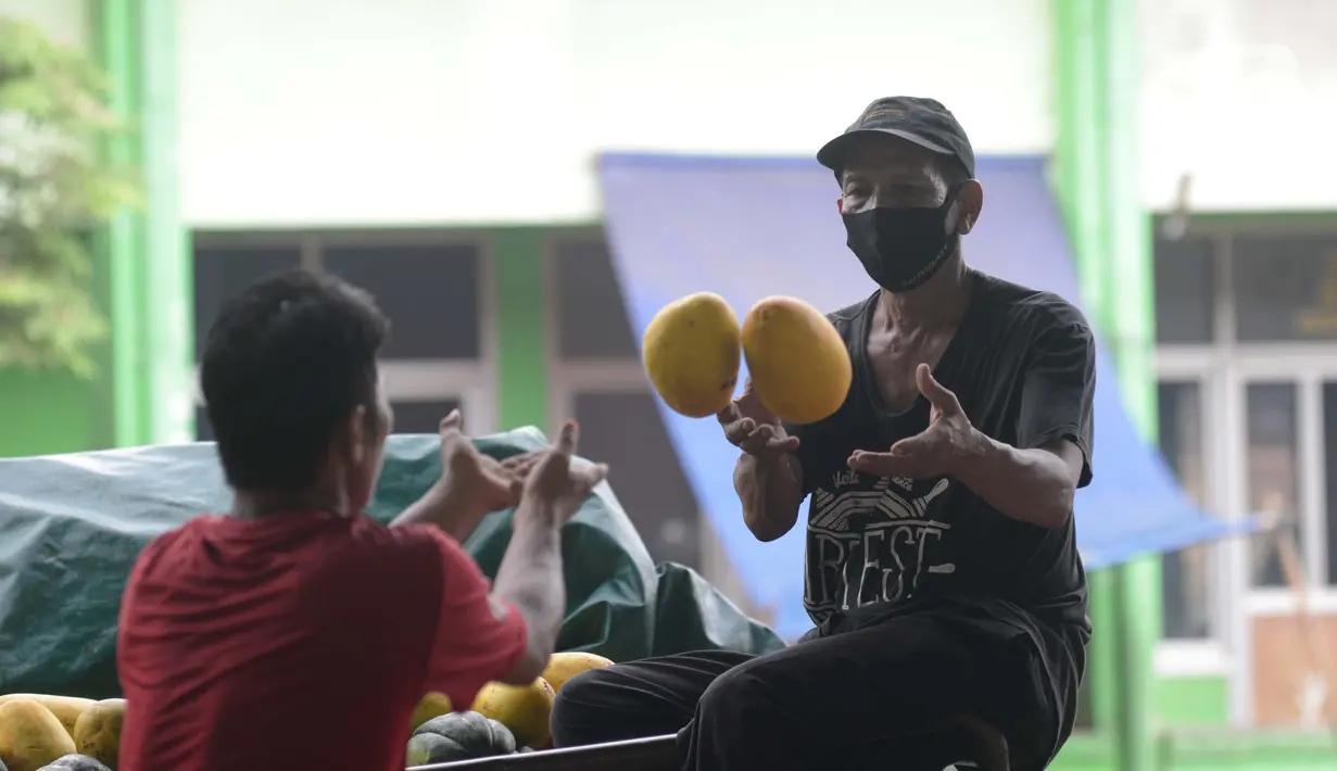 Aktivitas pedagang timun suri di pasar induk Kramat Jati, Jakarta, Sabtu (17/4/2021). Timun Suri menjadi menu saat berbuka puasa dimana para pedagang menjual sekitar Rp 5500 perkilo. (merdeka.com/Imam Buhori)