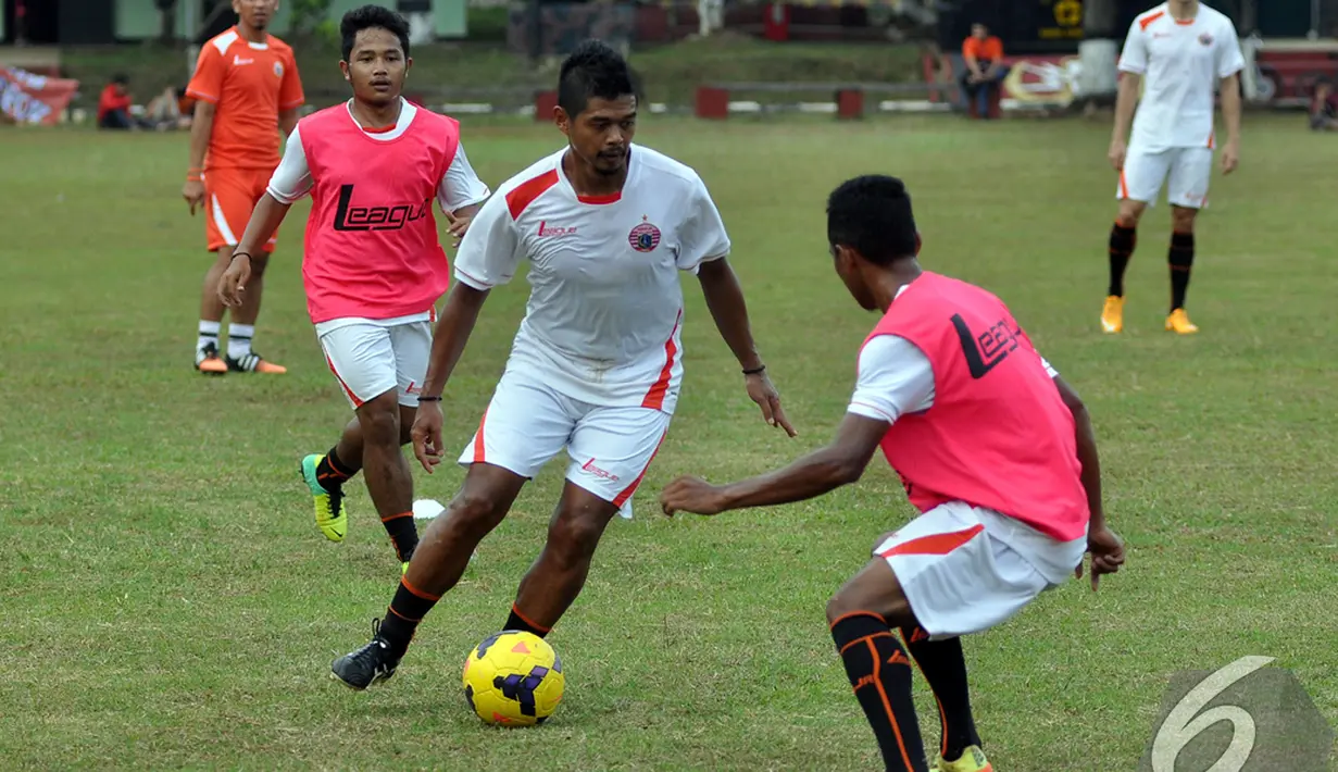 Bambang Pamungkas (ketiga dari kiri) berusaha melewati hadangan rekan setimnya saat menjalani latihan di Lapangan Yon Zikon 13, Jakarta, Jumat (9/1/2015). (Liputan6.com/Miftahul Hayat) 