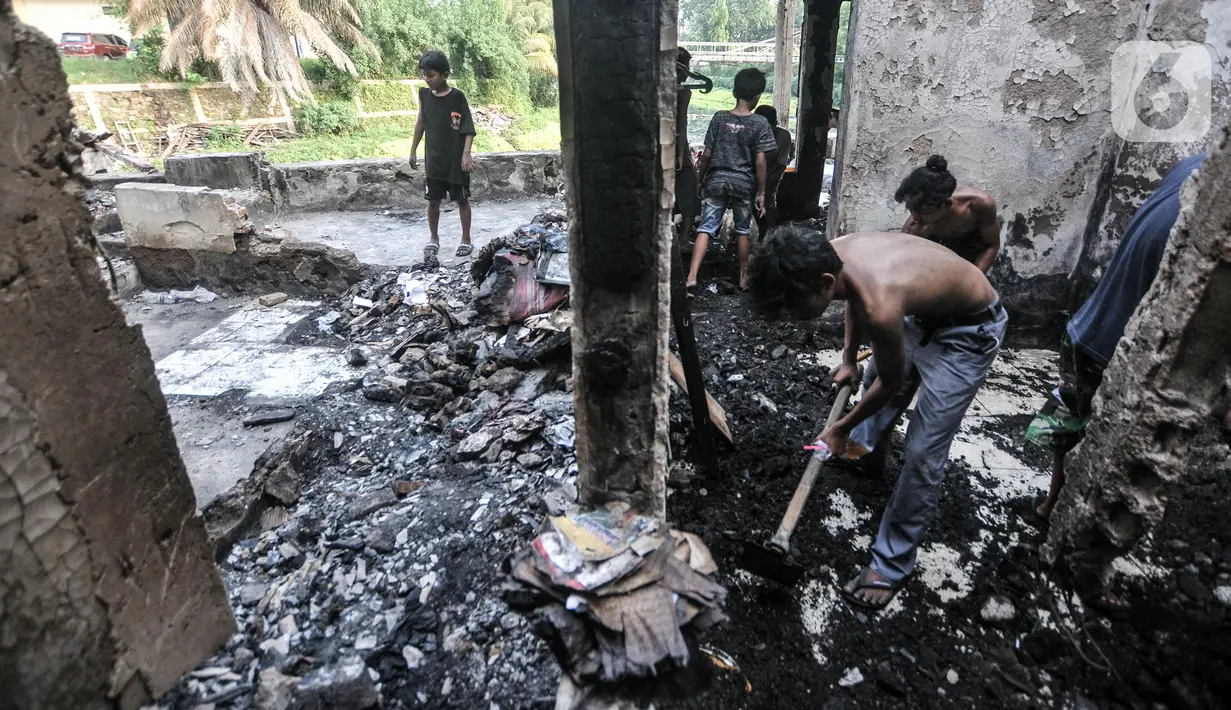 Warga membersihkan puing sisa kebakaran di RW 01 Pasar Gembrong, Kelurahan Cipinang Besar Utara, Kecamatan Jatinegara, Jakarta Timur, Rabu (11/5/2022). Rumah-rumah yang terdampak kebakaran ada di wilayah RT 002, RT 003, RT 004, RT 005, dan RT 006/RW 001 Kelurahan Cipinang Besar Utara, Kecamatan Jatinegara. (merdeka.com/Iqbal S. Nugroho)
