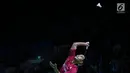 Tunggal putra Indonesia, Tommy Sugiarto melakukan smesh ke pebulu tangkis China Taipei, Chou Tien Chen pada 16 besar Indonesia Open 2018 di Istora GBK, Jakarta, Kamis (5/7). Tommy unggul 21-13, 14-21, 21-18. (Liputan6.com/Helmi Fithriansyah)