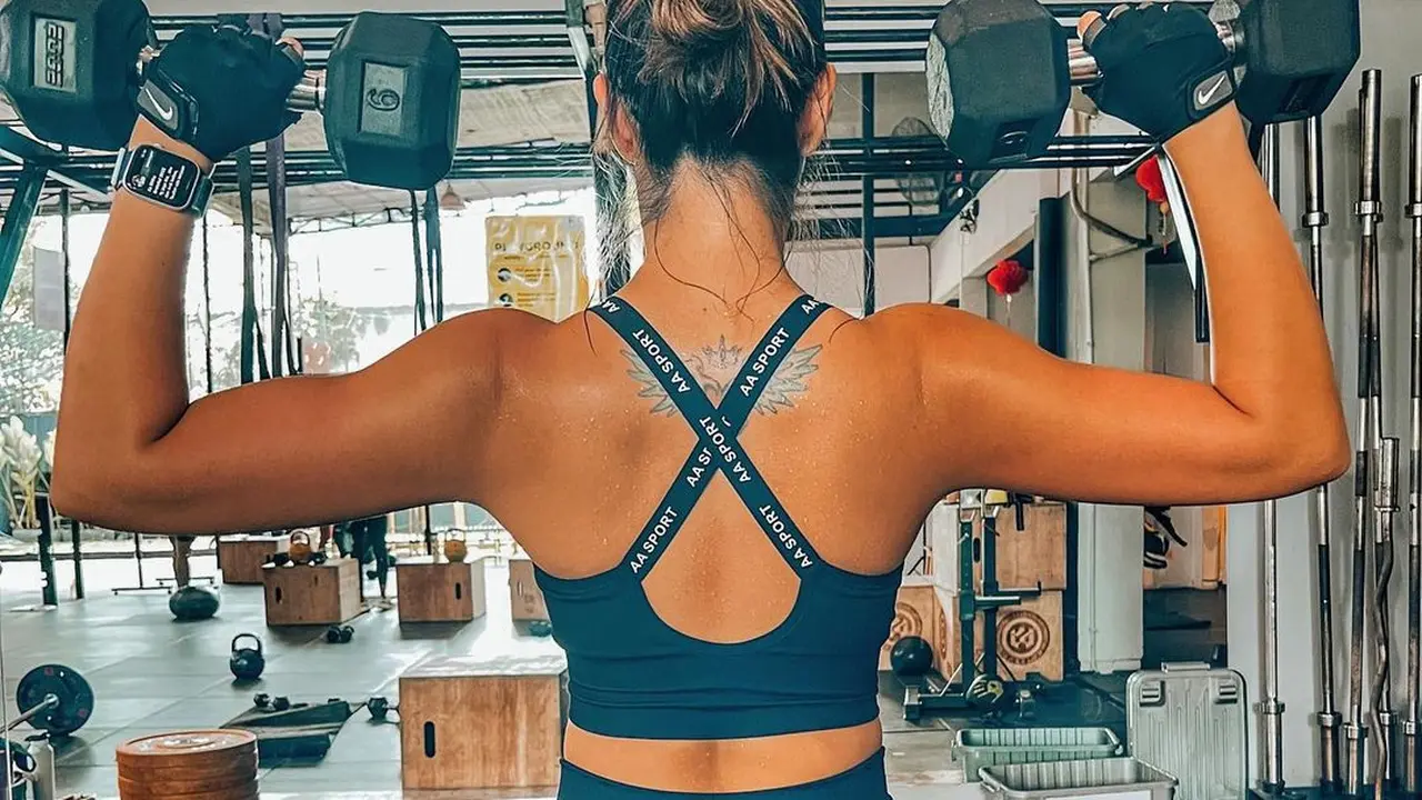 6 Potret Outfit Olahraga Nia Ramadhani yang Pamer Otot dan Tato Saat Nge Gym