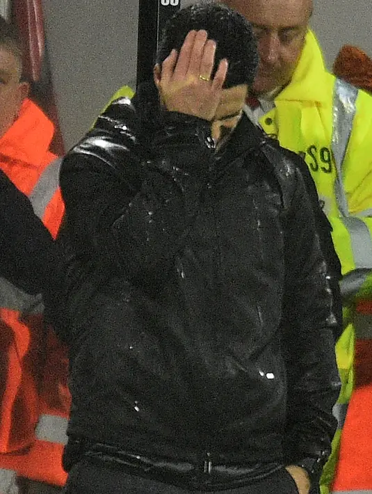 Reaksi pelatih Arsenal Mikel Arteta saat anak asuhnya menghadapi Bournemouth pada pertandingan Liga Inggris di Stadion Vitality, Bournemouth, Inggris, Kamis (26/12/2019). Pertandingan berakhir dengan skor 1-1. (Glyn KIRK/AFP)
