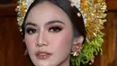 Mahalini tampil memesona pancarkan aura wanita Bali saat acara adat jelang pernikahannya. Ia tampil dengan makeup glam naturalnya.  [@ochiipramita]