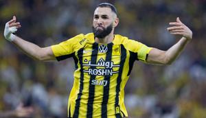 Pemain depan Ittihad asal Prancis bernomor punggung 09, Karim Benzema, merayakan golnya selama pertandingan Liga Pro Saudi antara Al-Ittihad dan Al-Nassr di King Abdullah Sports City di Jeddah pada tanggal 6 Desember 2024. (AFP)