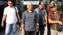 Wakil Bupati Bengkulu Selatan, Gusnan Mulyadi usai diperiksa oleh penyidik di gedung KPK, Jakarta, Rabu (30/5). Gusnan diperiksa sebagai saksi untuk tersangka Bupati Bengkulu Selatan Dirwan Mahmud. (Merdeka.com/Dwi Narwoko)