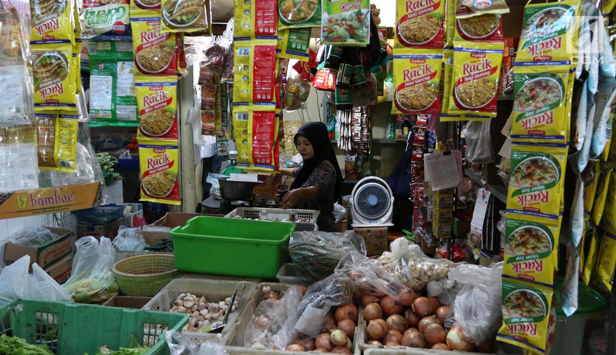 Pedagang merapikan barang dagangannya di PD Pasar Jaya Gondangdia, Jakarta, Jumat (19/1). Kementerian Perdagangan mengejar target program revitalisasi 5.000 pasar yang diperkirakan rampung pada 2019. (Liputan6.com/Angga Yuniar)