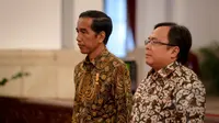 Presiden Jokowi (kiri) dan Menkeu Bambang Brodjonegoro saat acara pemberian penghargaan dalam rangka penerimaan pajak 2015 dari Kementerian Keuangan di Istana Negara, Jakarta, Rabu (20/5). (Liputan6.com/Faizal Fanani)