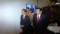 Presiden Joko Widodo (kiri) didampingi Ketua Panitia Luhut Pandjaitan (kanan) memantau ruang media center wartawan peliput Konferensi Asia Afrika di Jakarta Convention Center, Rabu (22/4/2015). (Liputan6.com/Herman Zakharia)