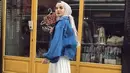 <p>Denim jaket menjadi outfit kasual yang bisa digunakan oleh siapapun. Menghadirkan ragam impresi gaya, paduan jaket denim dan rok pleats putih jadi paduan yang menjanjikan. Pilih nuansa hijab khaki untuk kesan yang netral yang menawan. (Foto: Pinterest)</p>