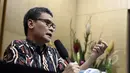 Johan Budi mengatakan adanya lobi pimpinan KPK kepada Kapolri Jenderal Badrodin Haiti yang meminta agar tidak dilakukan penahanan terhadap Abraham Samad atas kasus dugaan pemalsuan dokumen, Jakarta, Rabu (29/4/ 2015). (Liputan6.com/Helmi Afandi)
