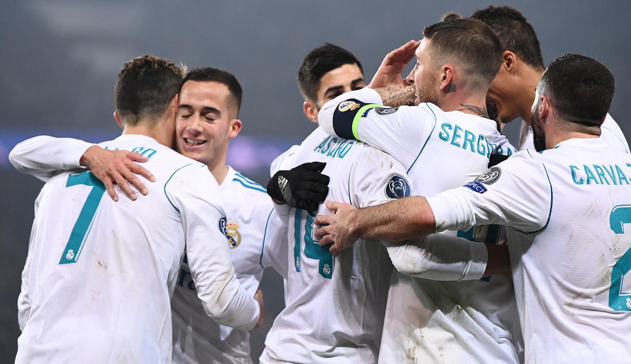 2. Real Madrid - Lolos ke babak perempat final setelah menang agregat 5-2 atas Paris Saint Germain. (AFP/Franck Fife)