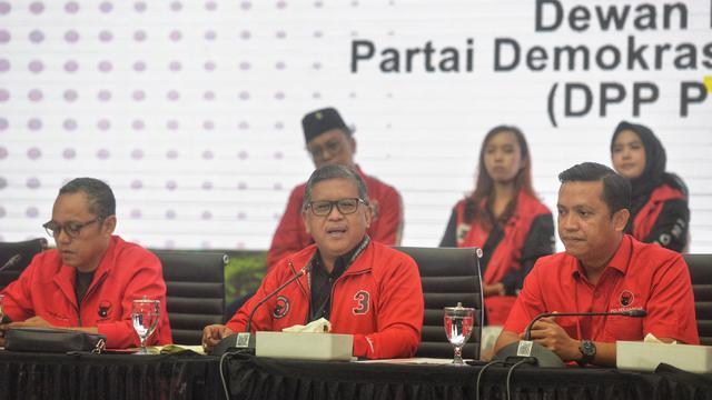 Sekretaris Jenderal DPP PDI Perjuangan (PDIP) Hasto Kristiyanto saat saat konferensi pers terkait Pilkada serentak 2024 di Kantor DPP PDIP, Jalan Diponegoro, Menteng, Jakarta, Minggu (1/12/2024).