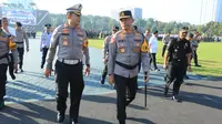 Kapolda Jatim, Irjen Pol Imam Sugianto saat  memimpin apel pasukan kesiapan pelaksanaan Operasi Patuh Semeru 2024. (Dian Kurniawan/Liputan6.com)