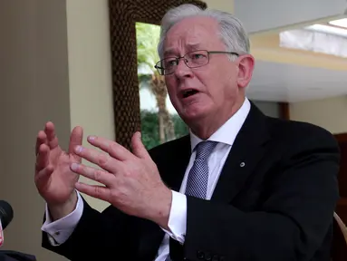 Menteri Perdagangan dan Investasi Australia Andrew Robb memberikan keterangan pers di kediaman Kedubes Australia, Jakarta, Senin (21/9/2015). Australia akan memperkukuh kerjasama ekonomi dan investasi dengan Indonesia. (Liputan6.com/Angga Yuniar)