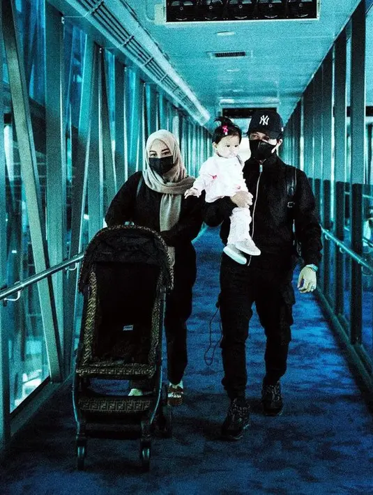 Dalam busana serba hitam, Atta & Aurel nampak kompak. Ameena tampil manis dengan busana merah muda. [Foto: Instagram/@attahalilintar]