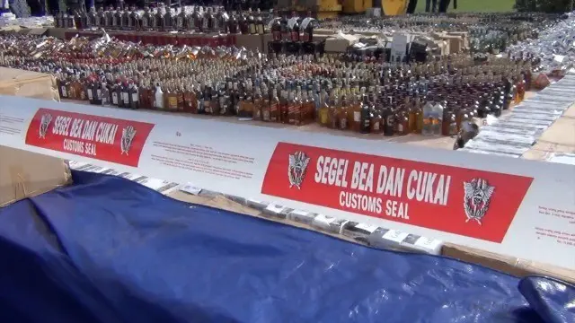 28.787 botol minuman keras,510 batang cerutu,dan 3,3 juta batang rokok ilegal dimusnahkan Dirjen Bea dan Cukai.