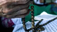 Sejumlah jemaah melaksanakan dzikir di Mesjid Raya Medan, Sumatra Utara, Minggu (15/8). Berdzikir merupakan salah satu aktivitas ibadah yang dilakukan umat muslim di bulan Ramadan. (Antara)