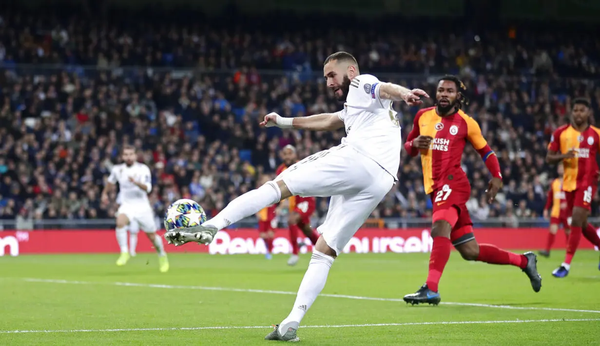 Striker Real Madrid, Karim Benzema, melepaskan tendangan ke gawang Galatasaray pada laga Liga Champions di Stadion Santiago Bernabeu, Rabu (6/11). Real Madrid menang 6-0 atas Galatasaray. (AP/Manu Fernandez)