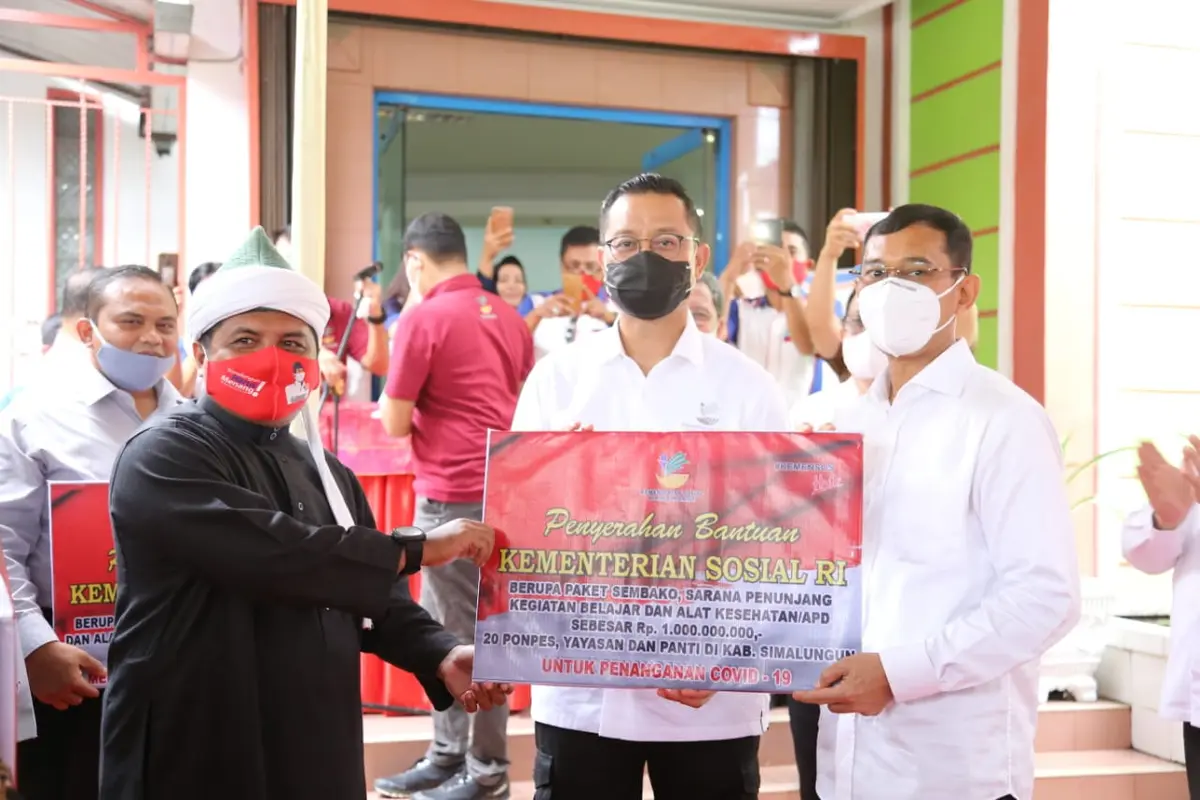 Pulang Kampung ke Simalungun, Mensos Sapa Puluhan Pesantren dan LKS dengan Bansos Senilai Rp1,3 Miliar