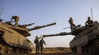 Tentara Israel bekerja di tank-tank dekat perbatasan dengan Lebanon di Dataran Tinggi Golan, Selasa (28/7/2020). Perdana menteri Lebanon menuduh Israel memprovokasi "peningkatan bahaya" di sepanjang perbatasan. (AP Photo/Ariel Schalit)