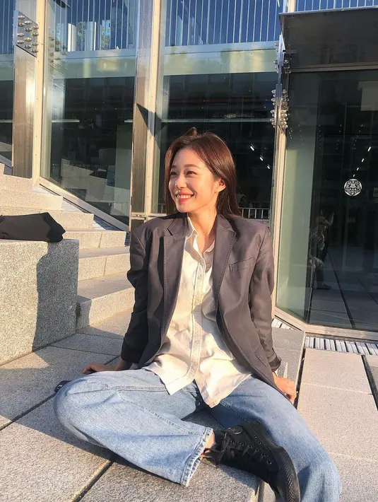 Padu padan oversize blazer, jacket dan celana jeans menjadi andalannya untuk tetap stylish di keseharian. [Foto: IG/rohyoonseo].