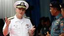 Panglima Armada ke-7 AL AS Laksamana Madya Philip G. Sawyer berbincang dengan Komandan Lantamal III Jakarta Laksamana Pertama TNI Denih Hendrata saat upacara penyambutan kapal komando Amerika Serikat USS Blue Ridge (LCC-19) di Pelabuhan Tanjung Priok JICT II, Rabu (1/5/2019). (AP/Dita Alangkara)