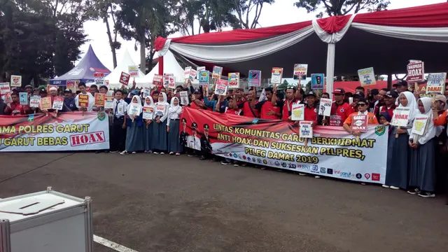 Ratusan peserta penggalangan dana korban tsunami Selat Sunda dari berbagai komunitas nampak kompak mengkampanyekan anti hoaks