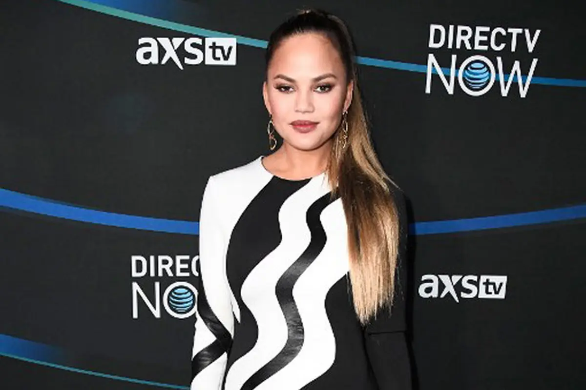 Chrissy Teigen dibanjiri kritik pedas terkait dirinya yang kerap memamerkan payudara dan bagian intim lainnya.