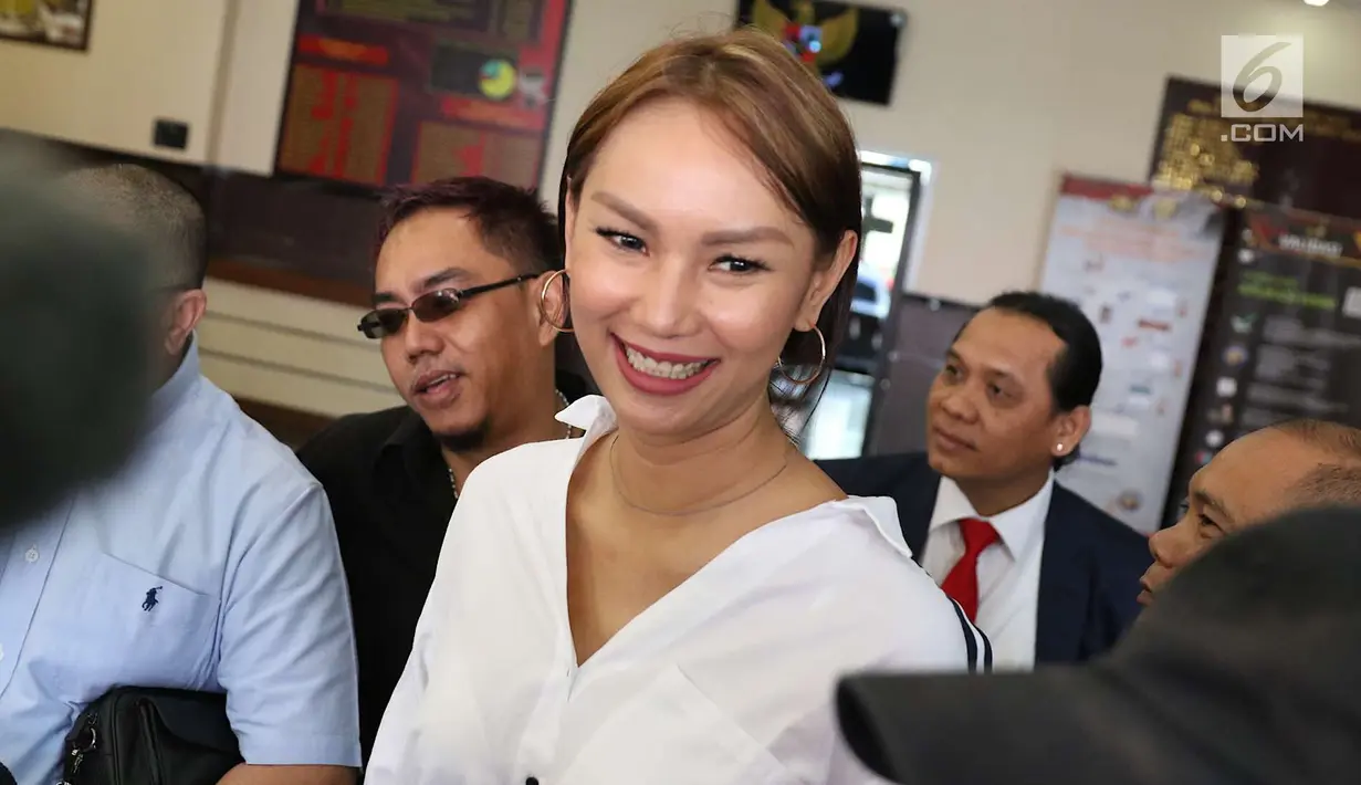 Kalina Ocktaranny seusai menjalani pemeriksaan terkait laporan pemilik travel umrah ADA Tours di Mapolres Metro Jakarta Selatan, Senin (2/7). Kalina diperiksa sebagai saksi dalam kasus dugaan pencemaran nama baik. (Liputan6.com/Immanuel Antonius)