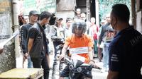 Rekonstruksi kasus pembunuhan ibu dan anak yang jasadnya ditemukan di dalam tandon air di rumah Jalan Angke Barat, Tambora, Jakarta Barat. (Dok. Istimewa)