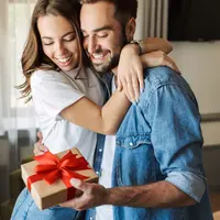 Ilustrasi Suami Kasih Hadiah Anniversary Kepada Istri via Shutterstock.com